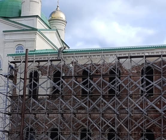 Работы по восстановлению кирпичной кладки северного фасада храма