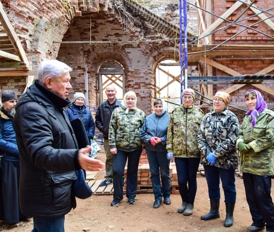 Анатолий Николаевич с жителями села