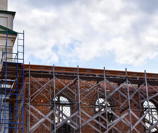 Кирпичная кладка стен и монтаж строительных лесов