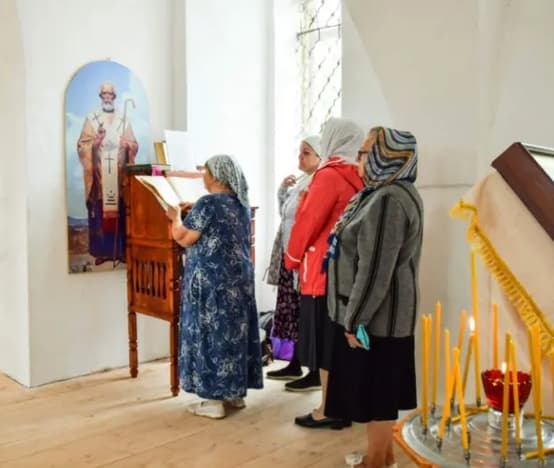 Жители села в восстановленной части храма