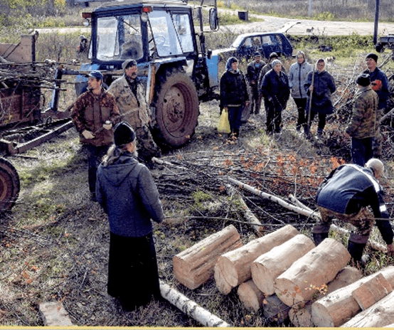 Осень 2022 года: местные жители работали на субботниках, чтобы провести консервацию здания на зиму